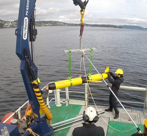 Crane lifting the glider overboard for launch