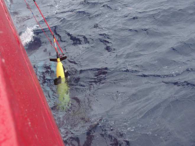 Hoisting the glider by the rudder loop alongside the hull
