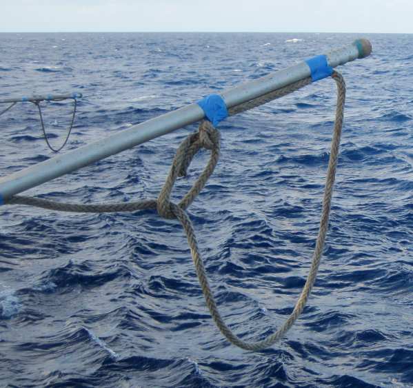 A loop of line taped to a pole for the rudder lift
