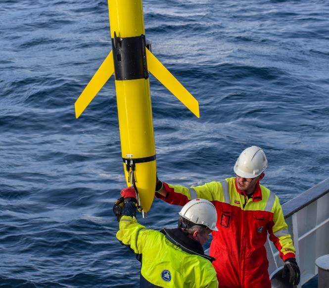 Lifting the glider nose-first from the water